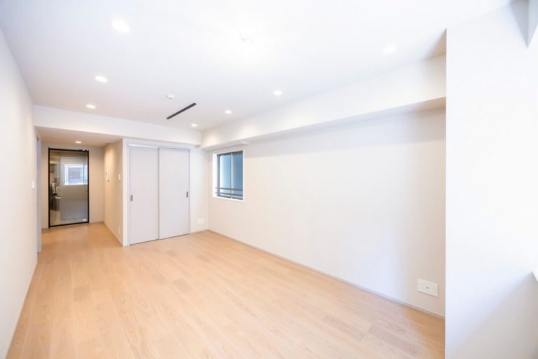 小伝馬町　複数路線利用可能、角部屋で窓の多い3LDK