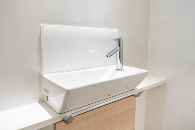 トイレ 独立型の手洗い器