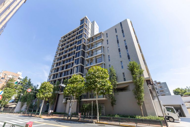 高田馬場 2025年竣工の都心邸宅、南向きのフレキシブルな住まい