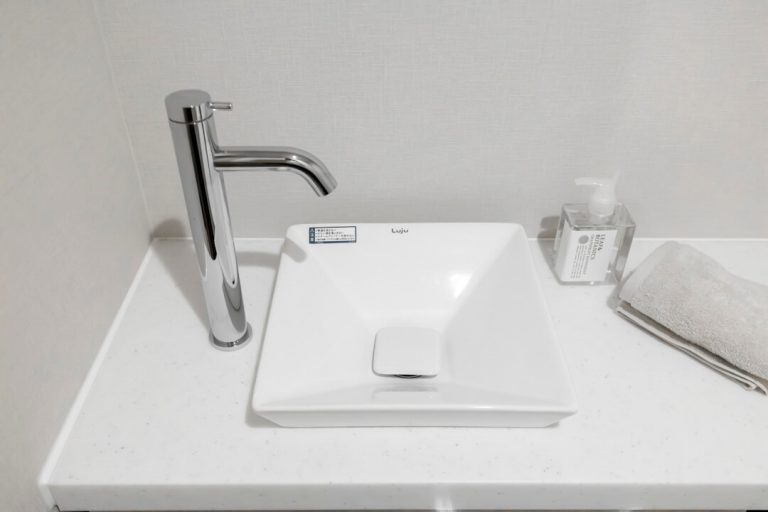 トイレ 独立型の手洗い器