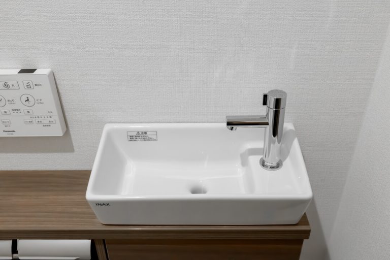 トイレ 独立型の手洗い器