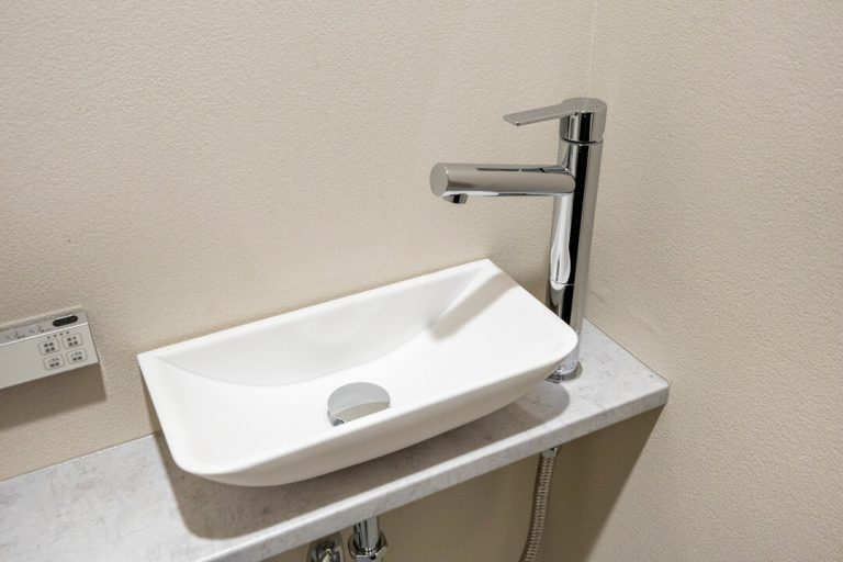 トイレ 独立型の手洗い器