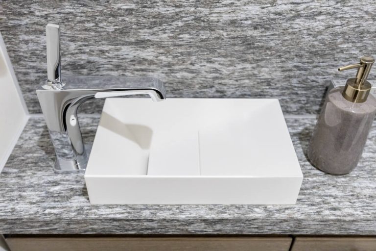 トイレ 独立型の手洗い器
