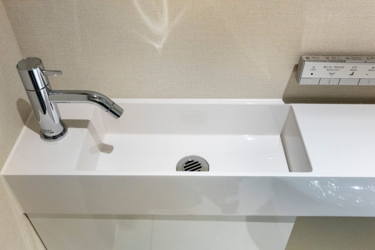 トイレ 独立型の手洗い器
