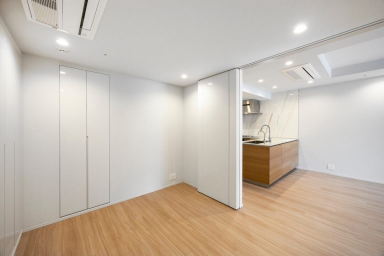 寝室、リビングダイニング