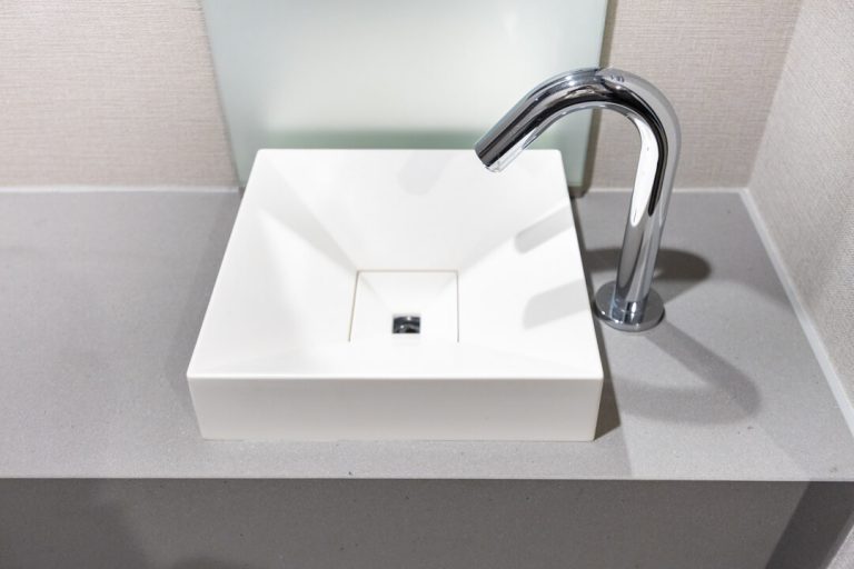 トイレ 独立型の手洗い器