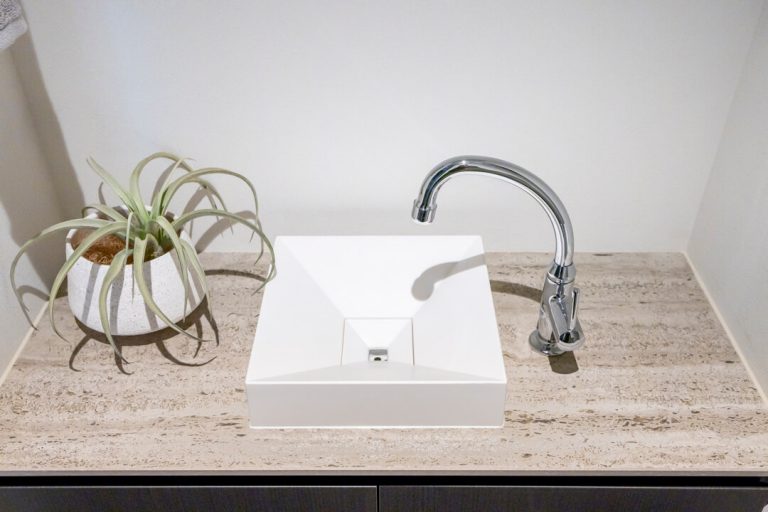 トイレ 独立型の手洗い器