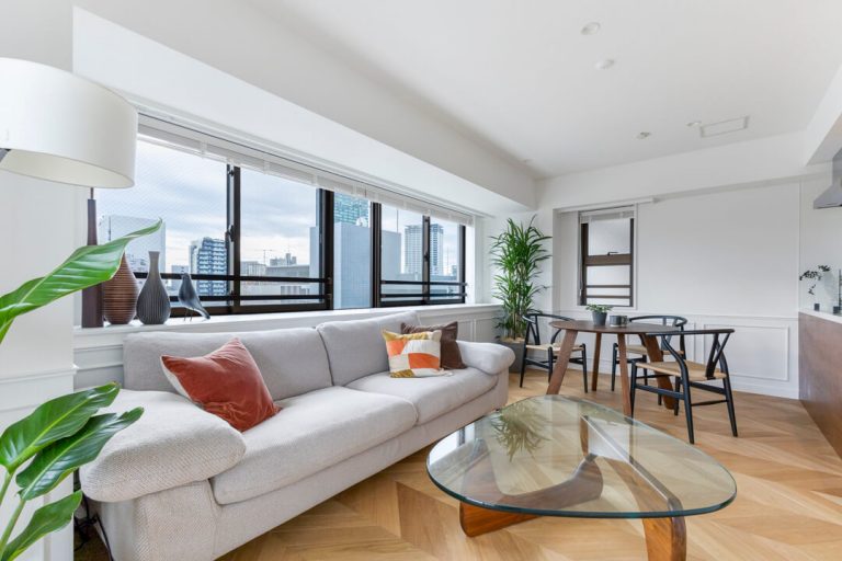 神泉 陽光に包まれる、ナチュラルモダンなリビング