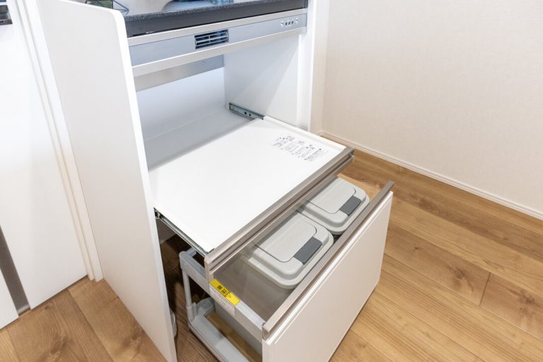 キッチン カップボード（ゴミ箱収納付）