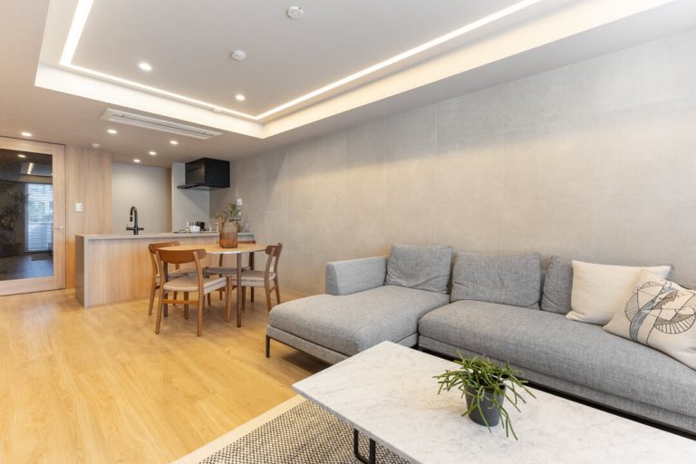 初台 閑静な邸宅街に佇む低層レジデンス、木のぬくもりを感じる北西角部屋