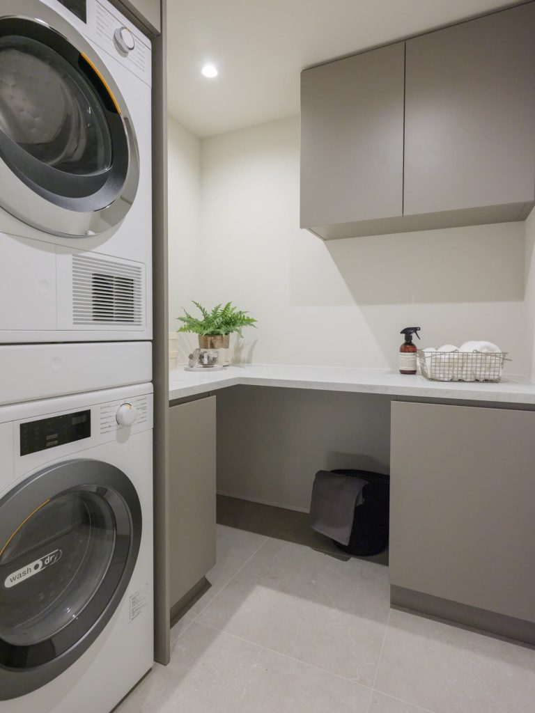 洗面室 ミーレ製のビルトイン洗濯機・乾燥機