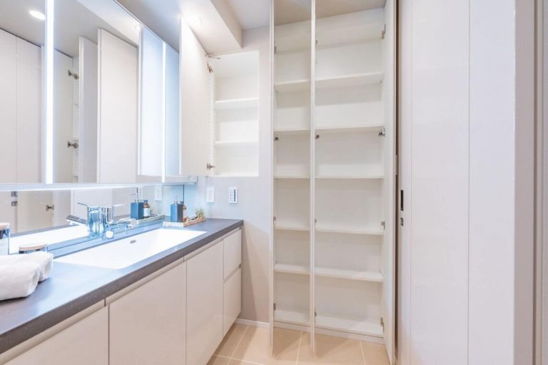 洗面室 リネン庫