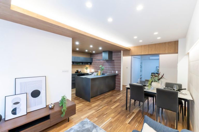 市ヶ谷　駅から徒歩3分、素材が響き合うお洒落な空気感を纏う2LDK