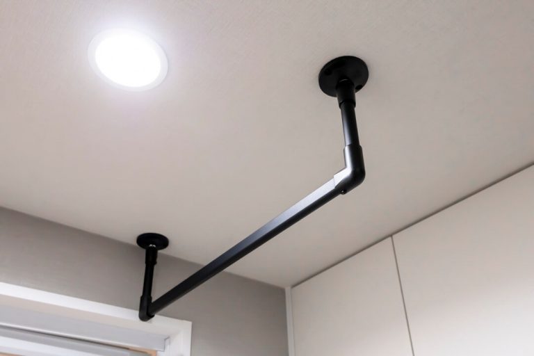 洗面室 アイアンハンガーパイプ