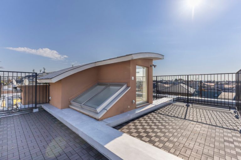 明大前　屋上ルーフバルコニー付き！開放感溢れる3方角住戸