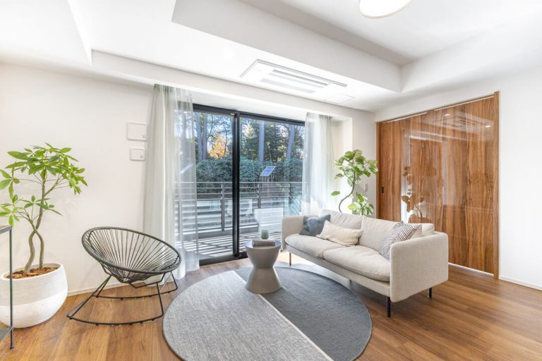 ザ・パークハウス御苑内藤町　窓の向こうに広がる、新宿御苑の緑景