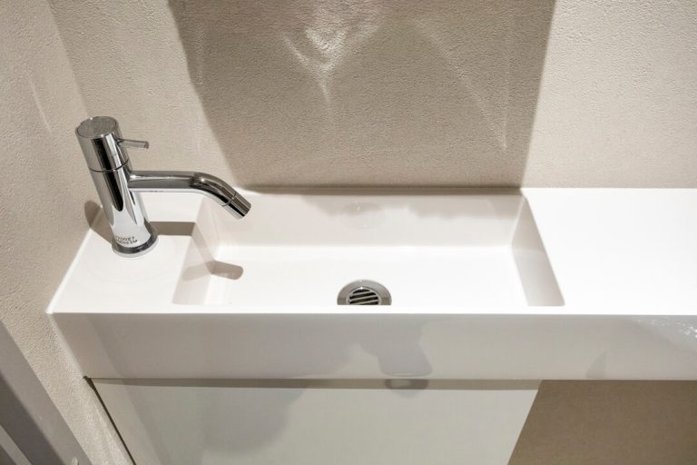 トイレ 独立型の手洗い器