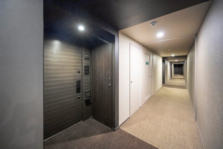 玄関前（内廊下設計）