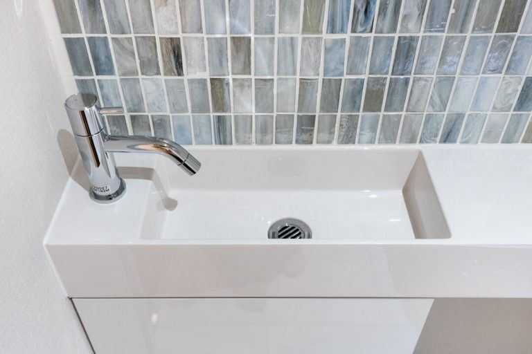 トイレ 独立型の手洗い器