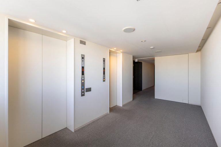 エレベーターホール（エレベーター着床制限付き）