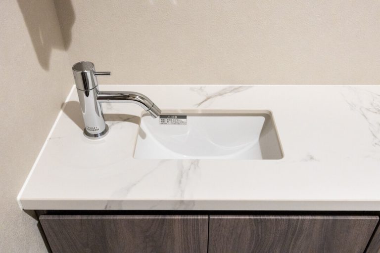 トイレ 独立型の手洗い器