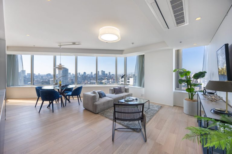 白金タワー　青い空が広がるパノラマビュー