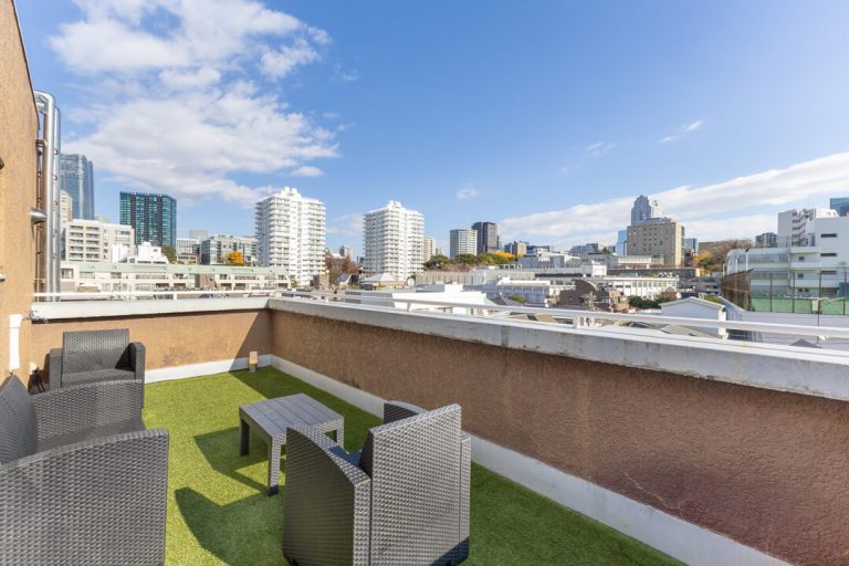 麻布十番　三方角の光に満ちる、最上階メゾネット