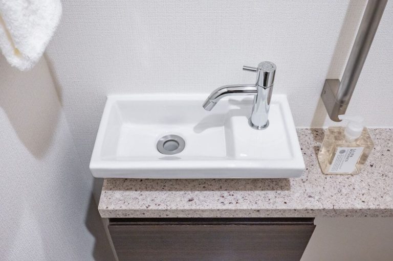 トイレ 独立型の手洗い器