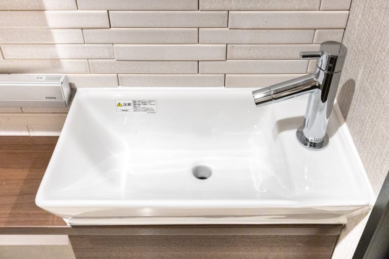 トイレ 独立型の手洗い器