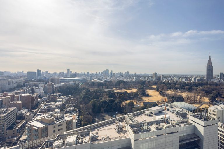 洋室（約4.7帖）眺望　※新宿御苑の緑・ドコモタワーが望めます。