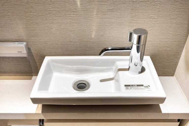 トイレ 独立型の手洗い器