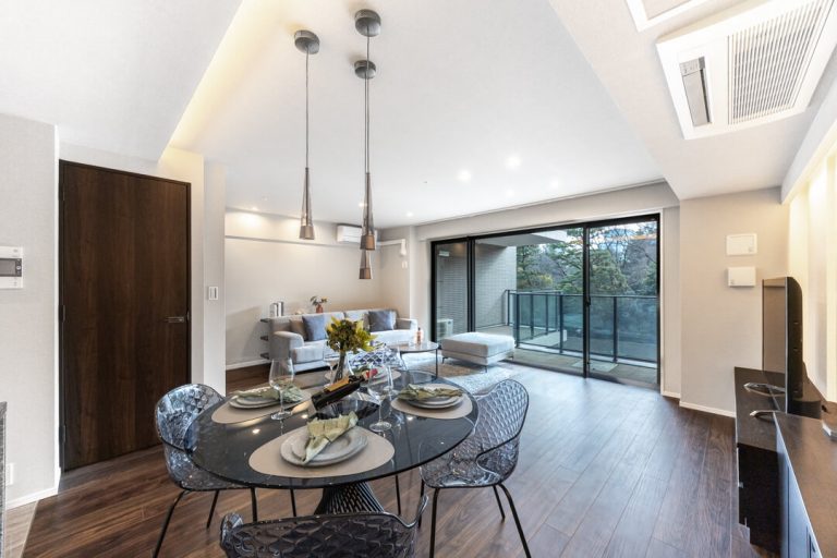 ガーデンヒルズ四ツ谷迎賓の森　赤坂御用地の緑を望む