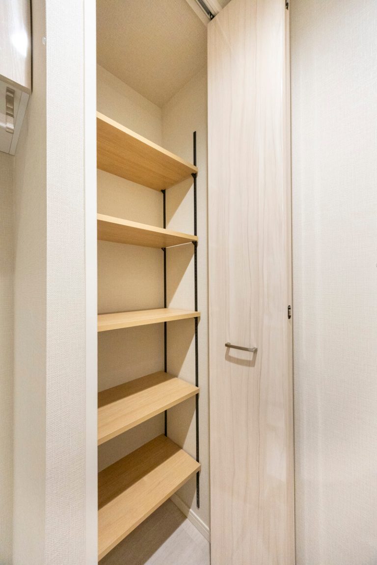 洗面室 リネン庫1