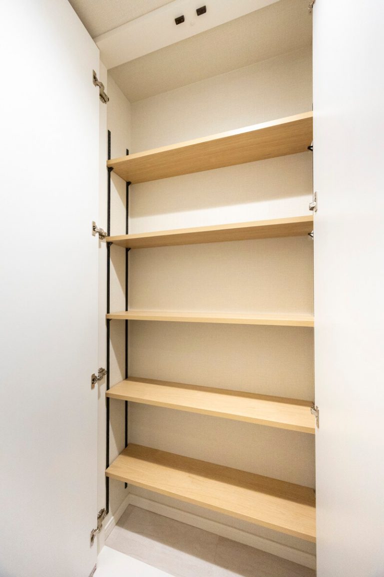 洗面室 リネン庫2