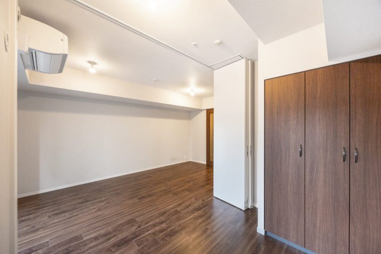 寝室、リビングダイニング