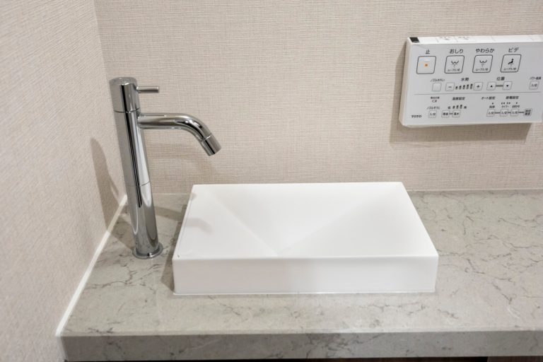 トイレ 独立型の手洗い器