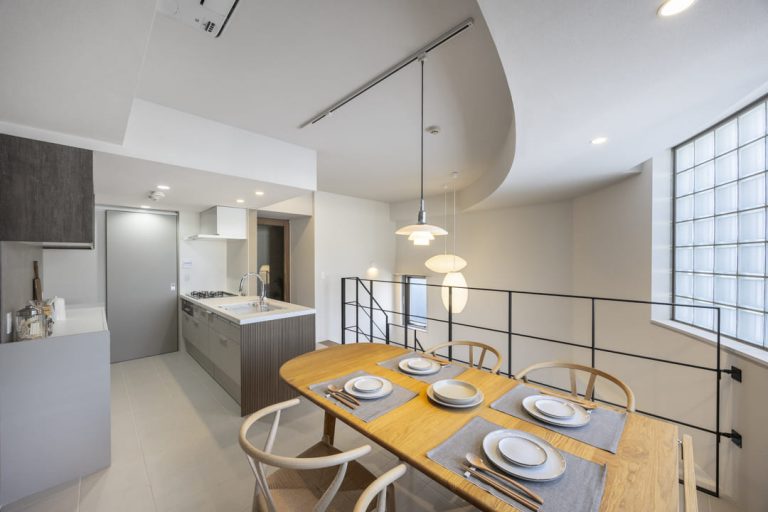 三軒茶屋　グレートーンが映える、開放感あふれる上質なメゾネット住戸