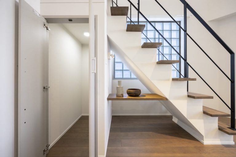 リビング 階段下収納