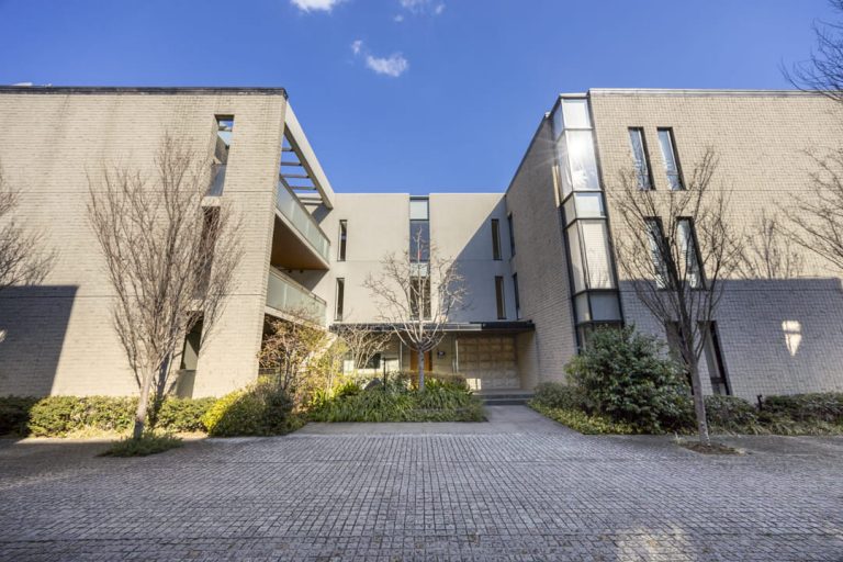 マジェス元麻布ガーデンズD棟　一つの街に暮らす、82㎡のゆとりある最上階角部屋