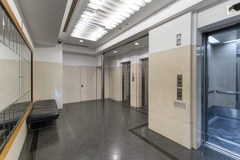 1Fエレベーターホール