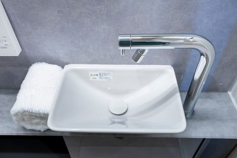 トイレ 独立型の手洗い器