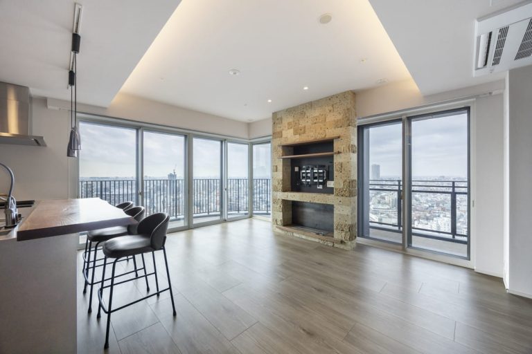 プラウドタワー目黒MARC　眺望と上質が調和する、暖炉とサウナのある私邸