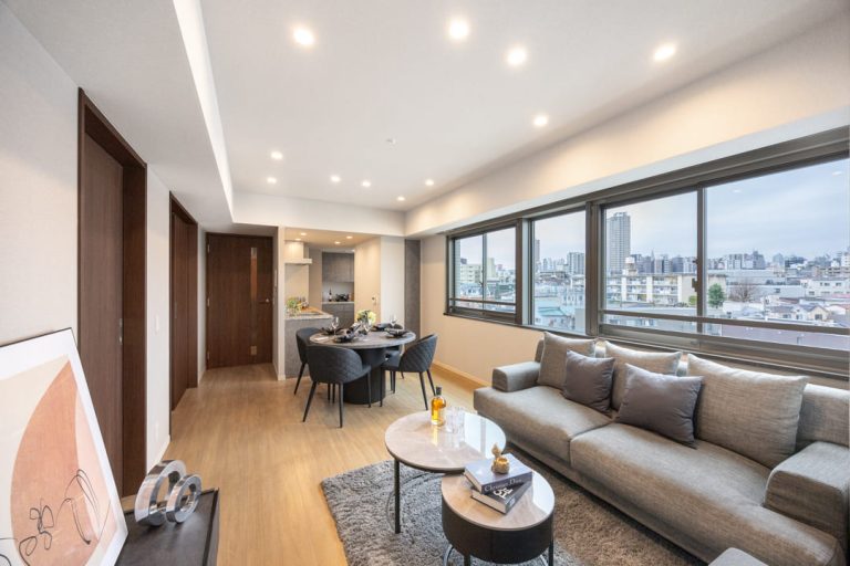 グランドメゾン新宿弁天町　空を望む、神楽坂至近の角住戸