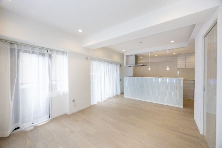 広尾　3つの街を庭にする、プラチナ通り至近、光溢れる南西角部屋