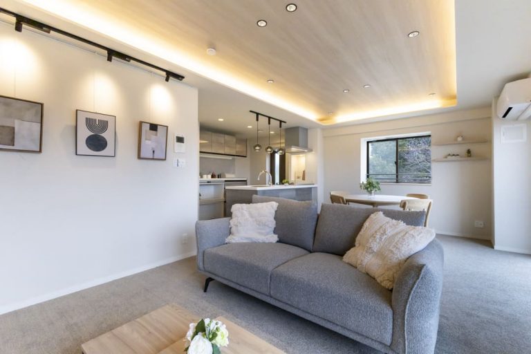 高田馬場　駅徒歩1分、光に包まれる南東×南西角住戸