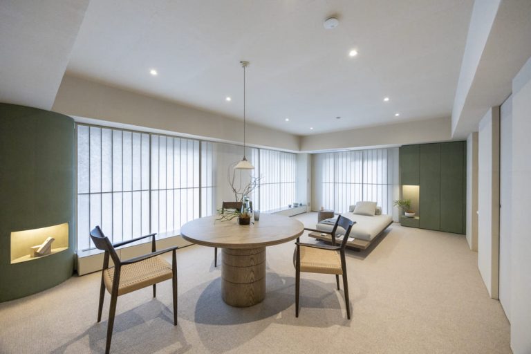 表参道　黒谷和紙が織りなす、光と陰影の住まい