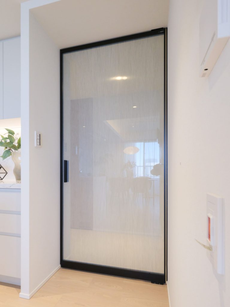 リビングダイニングキッチン 扉