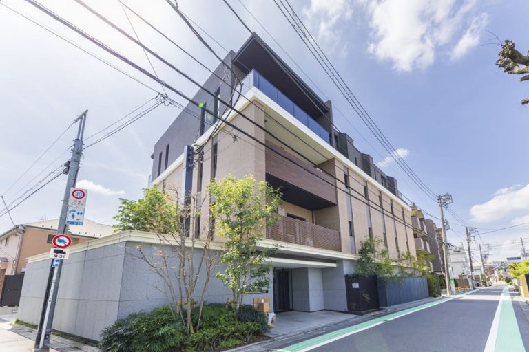 代々木上原　邸宅街に佇む低層レジデンス、陽光あふれる南西角住戸