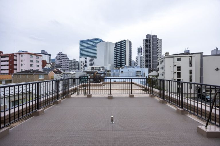 神泉　光と風を愉しむ、約32㎡のルーフバルコニーが広がる角住戸