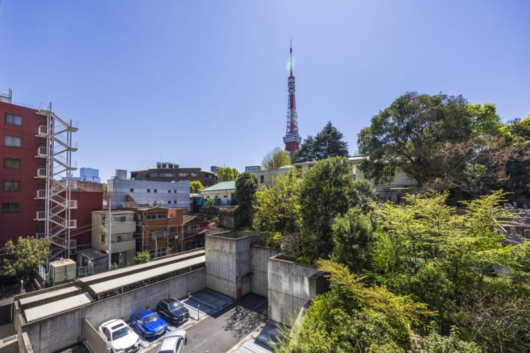 ウェリスタワー愛宕虎ノ門　大使館の緑と東京タワーを望む住まい